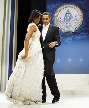 美国总统奥巴马和夫人米歇尔在首都华盛顿举行的一场舞会上跳舞