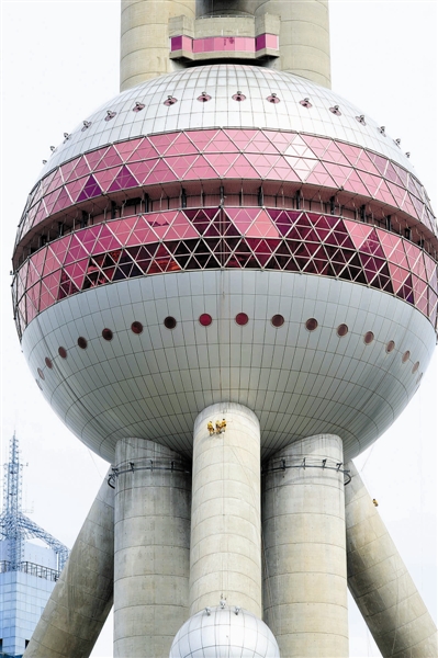 近日,上海的地标性建筑——东方明珠电视塔进行建成19年来的首次