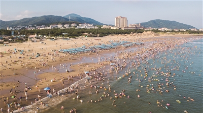 8月22日,遊客在朱家尖南沙景區感受海濱樂趣.