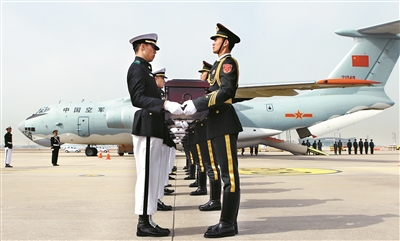 3月31日,在韩国仁川国际机场,韩方向中方礼兵交接中国人民志愿军烈士